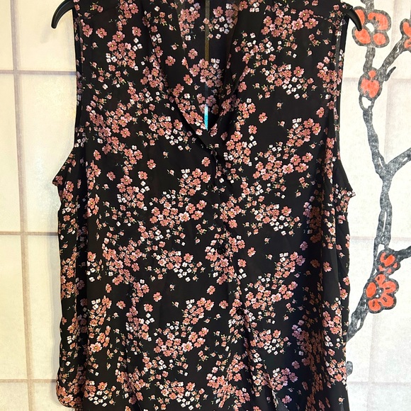Beautiful Silky Feeling Floral Blouse in Excellent Condition - Picture 3 of 6